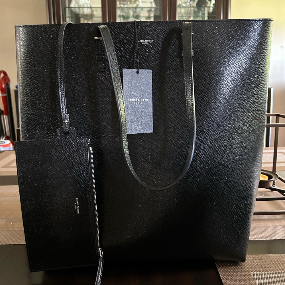 Shopping leather tote Saint Laurent Black in Leather